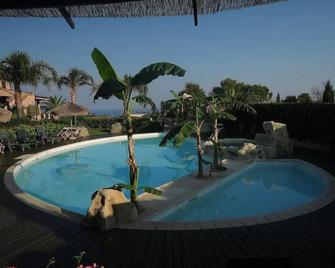 L' Arcobaleno Resort - Capo Vaticano - Piscina