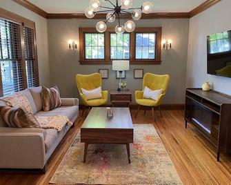 Downtown Waconia Charmer! - Waconia - Living room