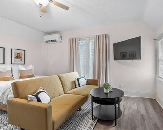 Enchanting Studio Apartment - Walk to Downtown - Laundry Area Included - Battle Creek - Living room