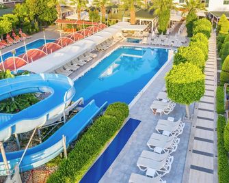Armas Beach Hotel - קמר - בריכה