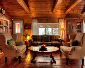 Dudley House: Secluded Lakeside Retreat with Private Beach Access - Haliburton - Haliburton - Hol