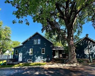 Renovated Lake Home Sunset Oasis close to downtown on Big Stone - Ortonville - Building