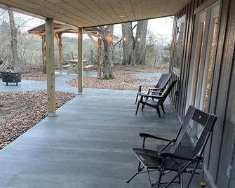Brand new cabin in the woods with hot tub 1/2 mile from Starview Winery - Marion - Patio