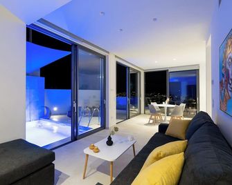 White Cliff Luxury Suites - Porto Rafti - Living room