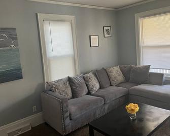Newly Remodeled Home!! Five minutes from Downtown Milwaukee - Milwaukee - Living room