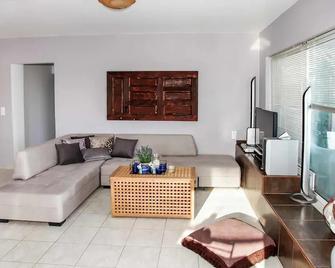 Afantou Beach Villa - Afántou - Huiskamer