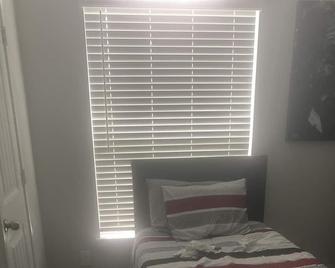 3 bedroom house - Lancaster - Bedroom