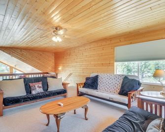 Pet-Friendly Cabin Less Than 1 Mi to Panguitch Lake! - Panguitch - Living room