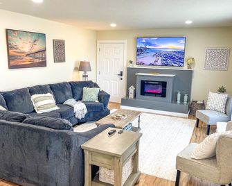 Newly remodeled 4 bedroom 3 bath house with giant fenced back yard and hot tub! - McKinleyville - Sala de estar