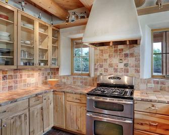 Superb - 2 Bedroom, 2 Bath, Sleeps 8 in beds plus more - Abiquiu - Cocina