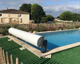 Large, quiet house with swimming pool for vacations with friends and family - Le Gua - Piscina