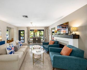 Martini Manor is the ultimate Tropical Oasis with a private Heated Pool! - Wilton Manors - Living room