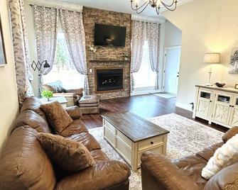 Legen-dairy Hideaway, in the heart of Park Falls! - Park Falls - Living room