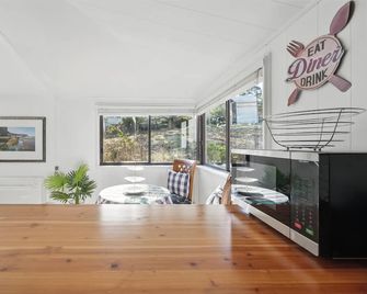 Blossoms on the Bay - 4 Bedrooms - Port Arthur - Comedor