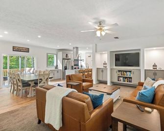 Large Private Home, Hot Tub, Bonfire Pit, Mins. to Harbor Springs and Nubs - Harbor Springs - Living room