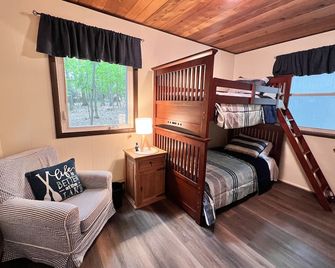 The Blue Sky Bungalow: A-frame/Lake Access/Firepit - Swanton - Habitación