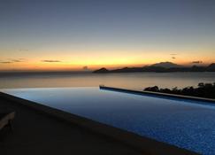 Secluded, exclusive, totally private luxury villa overlooking the prettiest bay. - Newcastle - Pool