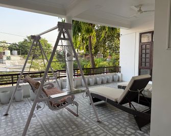 Sanjeev &Jyotsn’s Decent Homestay - Lucknow - Balcony