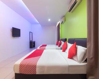 OYO 44072 Mines Cempaka Hotel - Kampung Baharu Nilai - Slaapkamer