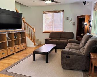 Private 4 bedroom home in the heart of Kenai - Kenai - Huiskamer