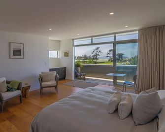 Sea and rural views from your private deck, surrounded by tropical gardens - Waipu - Habitación