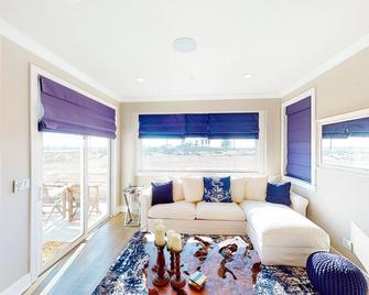 Coastal-themed beachfront home with water views, grill, & beach access - Seal Beach - Living room