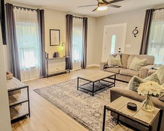 Charming 3-bedroom house only .6 miles from downtown Simpsonville with AC, WiFi - Simpsonville - Sala de estar