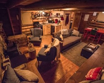 85 Dundee · Cozy Log Cabin/Private Hot Tub/Brook/Fireplace - Jackson - Lounge