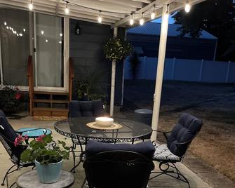 'Blue House Suite: A Serene Retreat in Proximity to the Airport' - Eugene - Patio