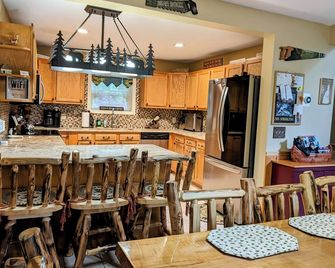 Spacious Chalet Vacation Home in the White Mountain Region Sleeps10,Pet friendly - Madison - Cuisine