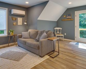 Dog-Friendly Mills River Retreat Near Hiking! - Mills River - Sala de estar
