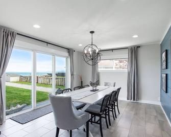 Beachfront - N. Camano; Mt. Baker and Sunset View; 4 Bedroom and 4 Bed Bunkroom - Camano Island - Dining room