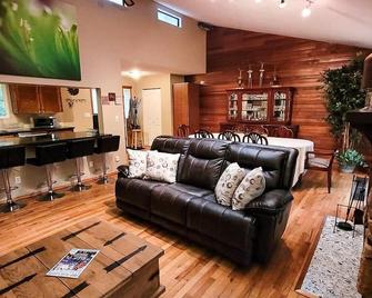 Marin Riverside Lodge - Maple Ridge - Living room