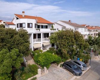 Apartment Ante - comfortable & free parking: A3(4) - Mandre, Island Pag, Croatia - Mandre - Edificio