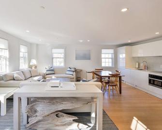 Newly Renovated Condo in the heart of downtown Nantucket - Nantucket - Living room