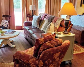Primitive Path Getaway - Goodlettsville - Living room