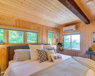 Scenic Hood Canal Home with Private Beach and Hot Tub! - Belfair - Habitación