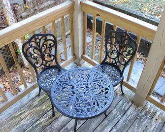 Spacious 1br Apt W/ Character 10ft Ceilings W/D! - Albany - Balcony