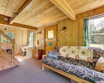 Cabin on 5 Acres in Port Angeles w/ Fire Pit! - Port Angeles - Living room