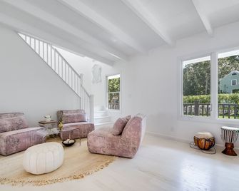 Beautiful Beach Home Pool Beach Sun and Fun - Sag Harbor - Living room