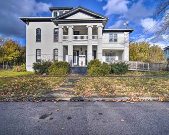 Historic Family Home 2 Mi to Lake Erie and Zoo! - Erie - Building