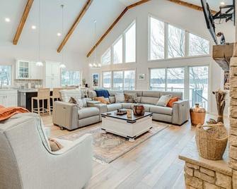 Lakefront Rhinelander Cottage with Private Dock! - Райнлендер - Вітальня