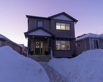 Modern house in trendy location in South Winnipeg-Bridgwater Area - Winnipeg - Building