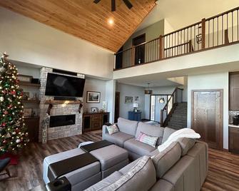 Welcome to your Perfect Lakeside Retreat in Osakis, Minnesota! - Osakis - Living room