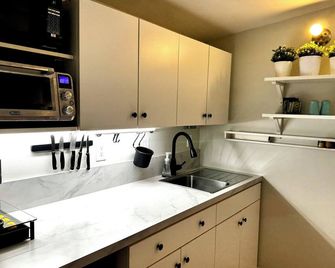 1 bedroom Suite: Kitchenette, parking, central - upper level - Carleton Place - Kitchen