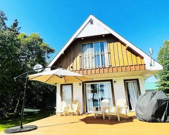 Cottage with Water Activities Near Toronto - Brighton - Edificio