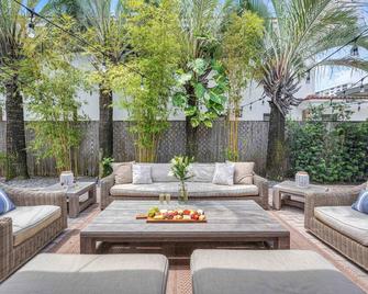 Two Houses One Property Game Room Heated Pool 2 Hot Tubs Steps From Beach Resldences - Fort Lauderdale - Patio