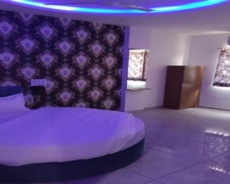 Hotel Hk - Hālol - Bedroom