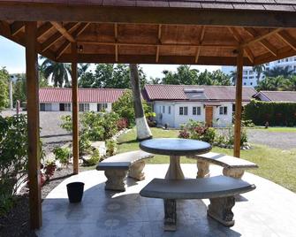 Spacious Contemporary Studio Apartment With Swimming Pool 5 Mins Walk From Beach - Ocho Rios - Patio