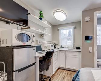 Retro Chic Micro-studio in Heart of Downtown Olde Town Arvada | 85 Walk Score - Arvada - Kitchen